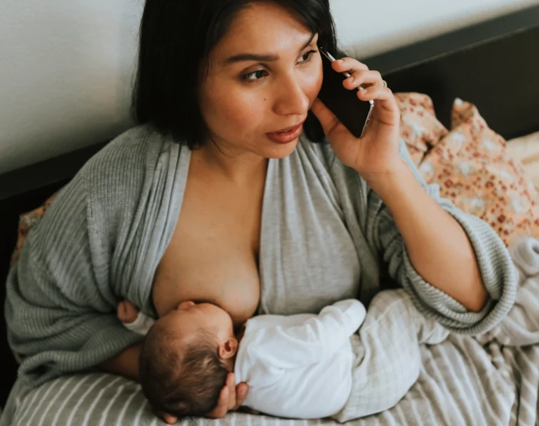 Femme allaitante au téléphone