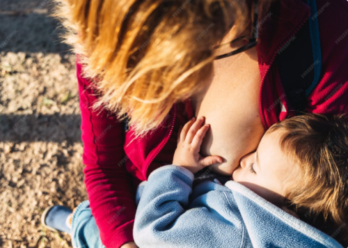 maman allaite doucement son enfant