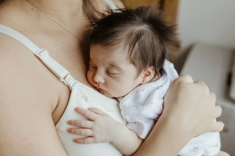 nouveau-né qui dort sur le poitrine de sa mère
